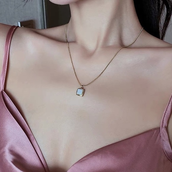 💎 BOGO‼️ Rectangle Pearl Gold Necklace - Picture 3 of 7